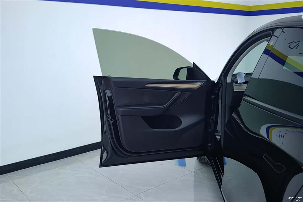 Tesla Model Y, 2023 7