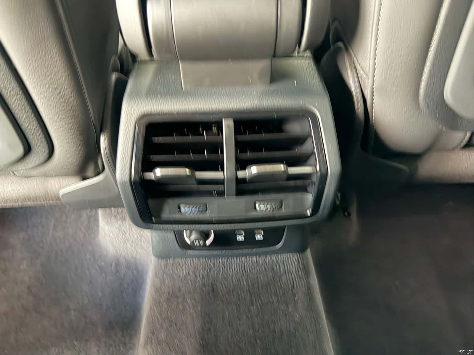 Audi Q3, 2022 10