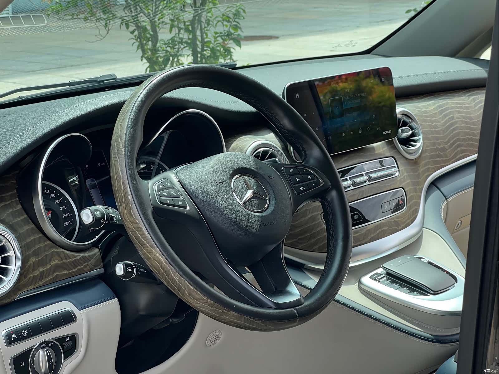 Mercedes-Benz V-Class, 2023 15