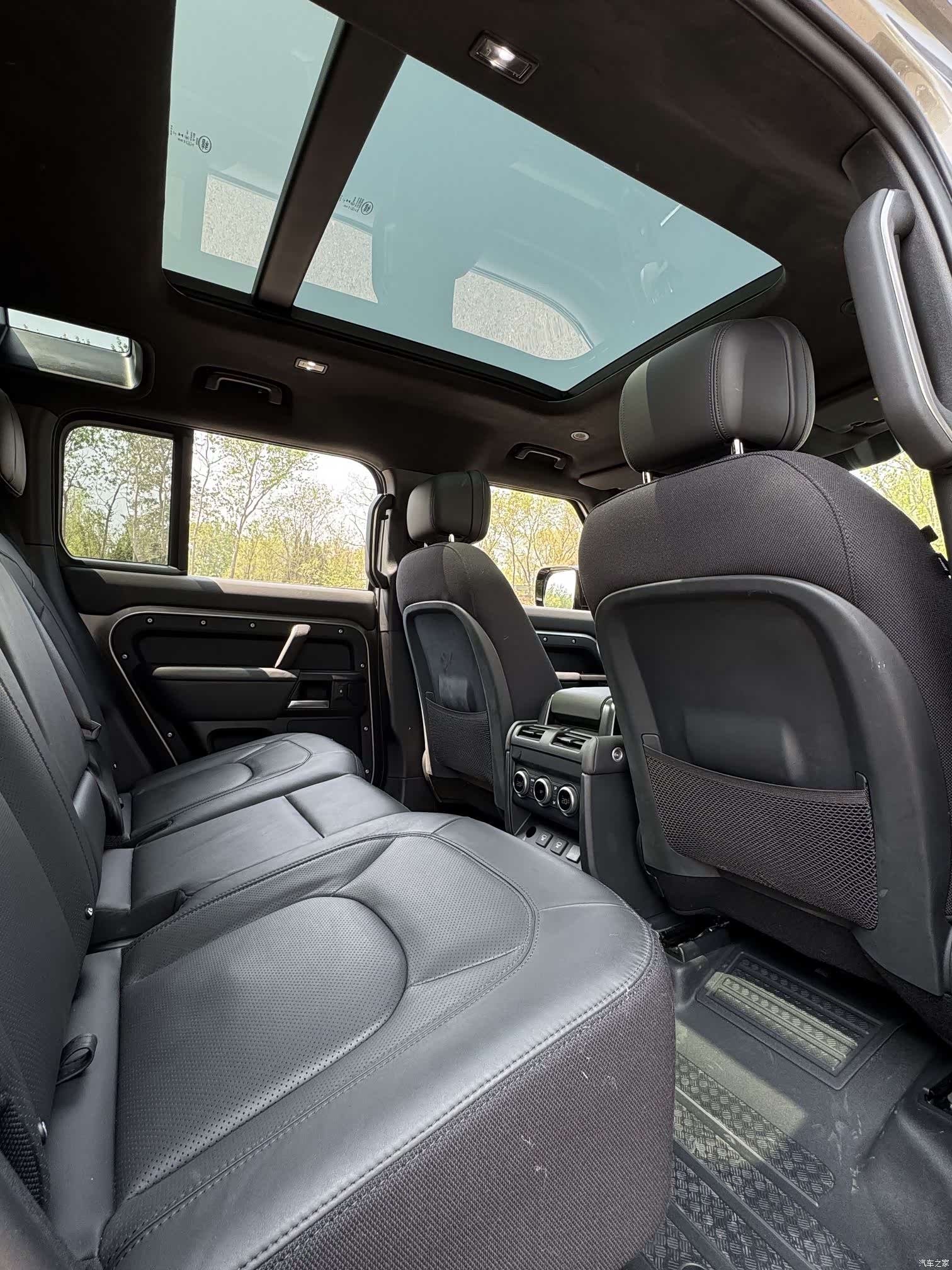 Land Rover Defender, 2024 26