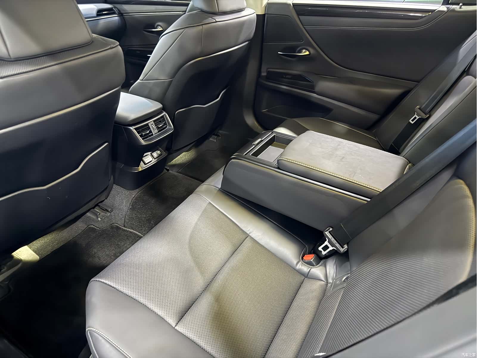 Lexus ES, 2019 8