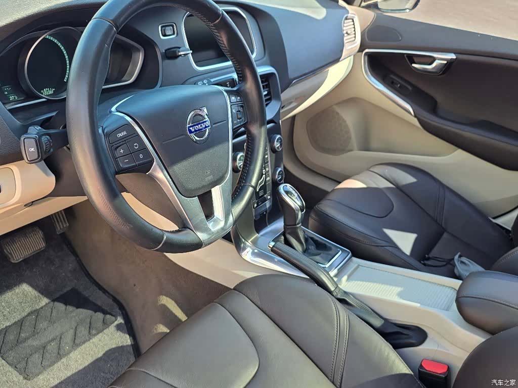 Volvo V40, 2013 4