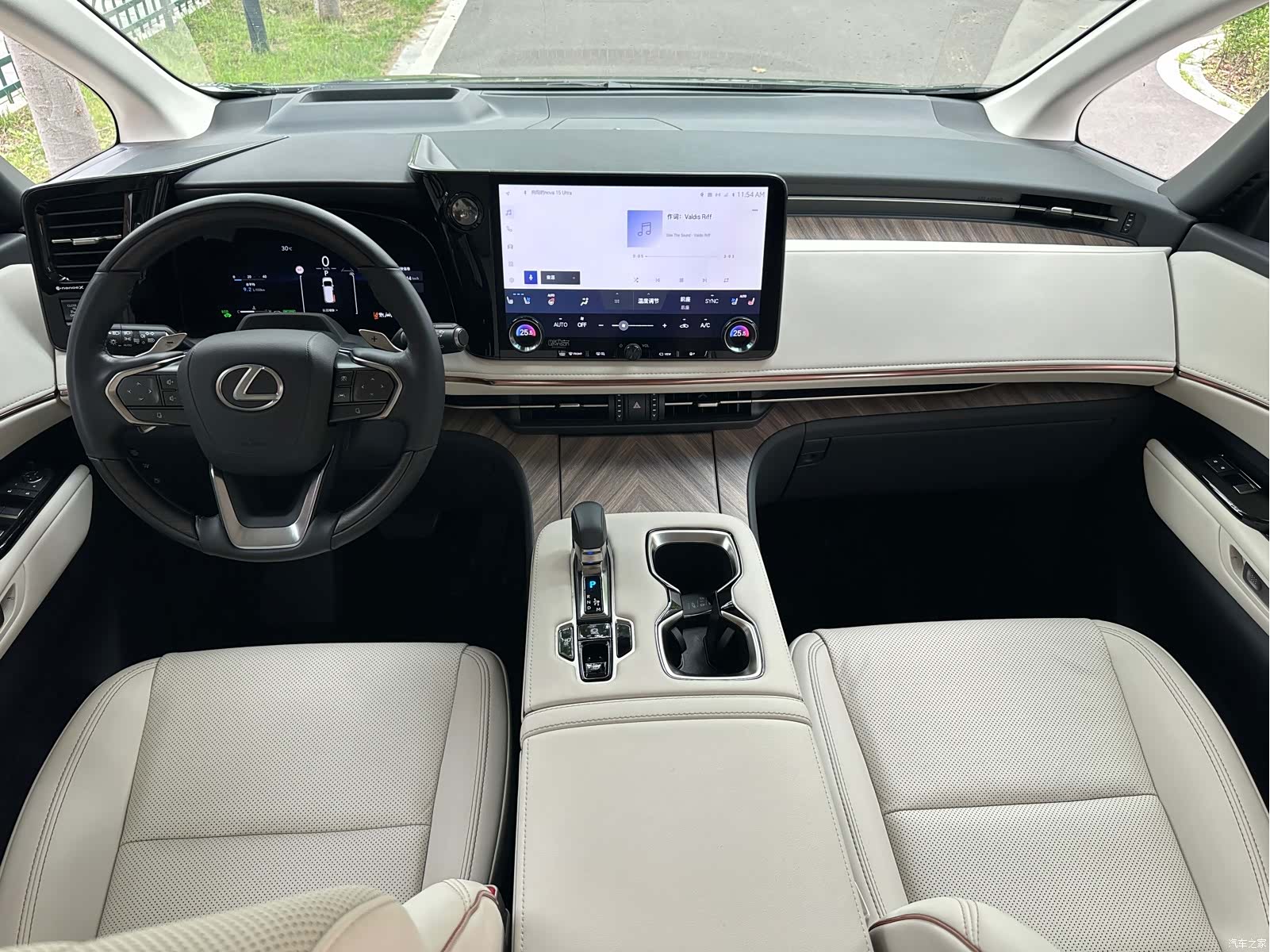 Lexus LM, 2025 6