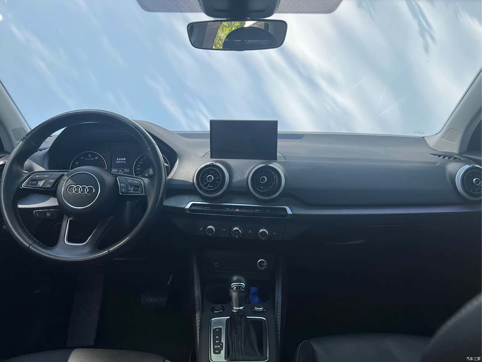 Audi Q2L, 2023 все фото