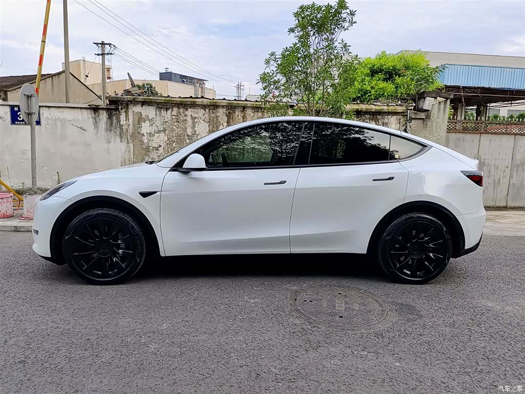 Tesla Model Y, 2021 3