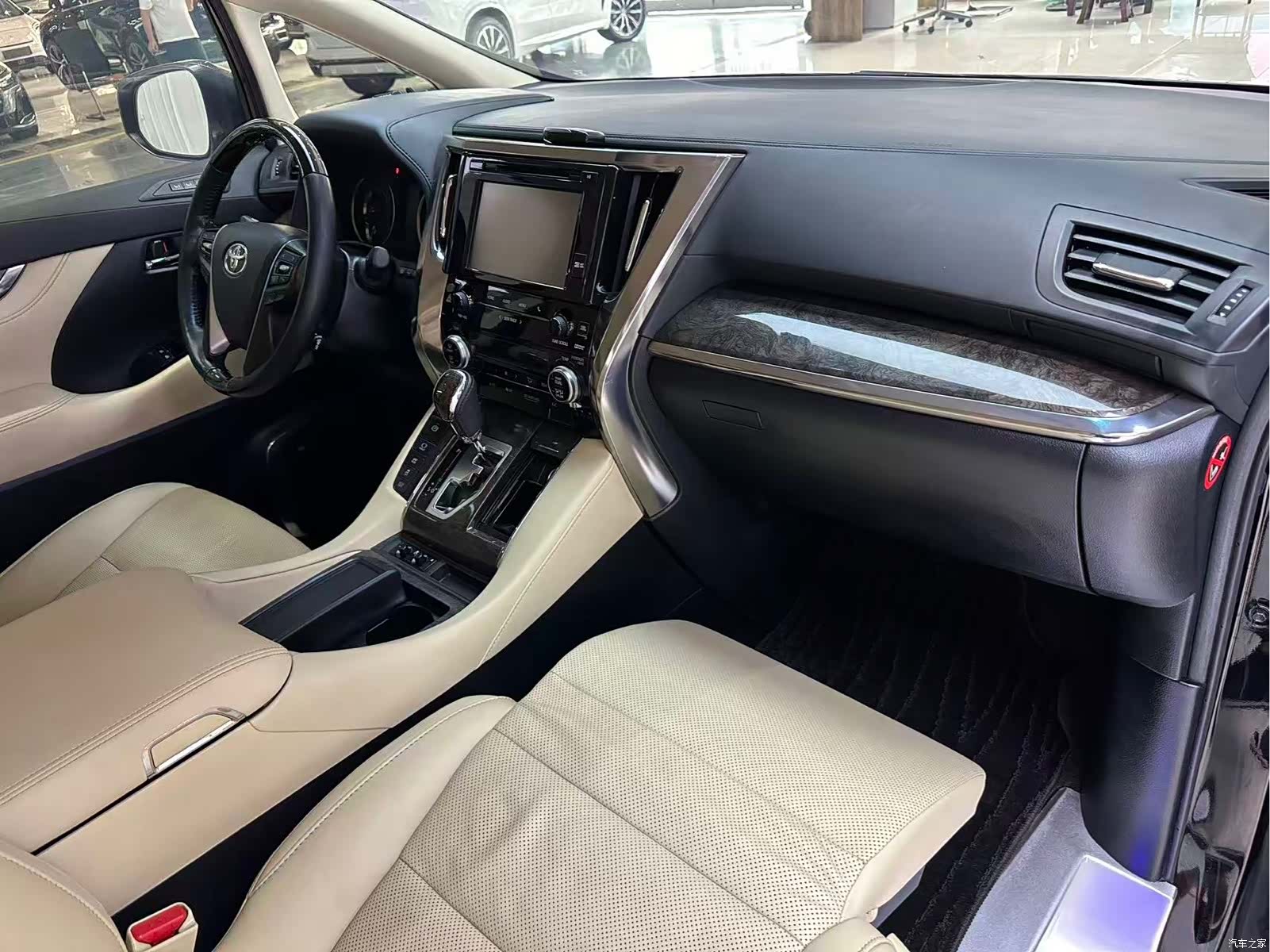 Toyota Vellfire, 2019 6