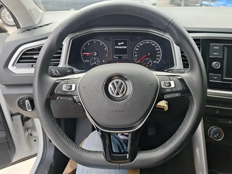 Volkswagen T-ROC exploring Songs