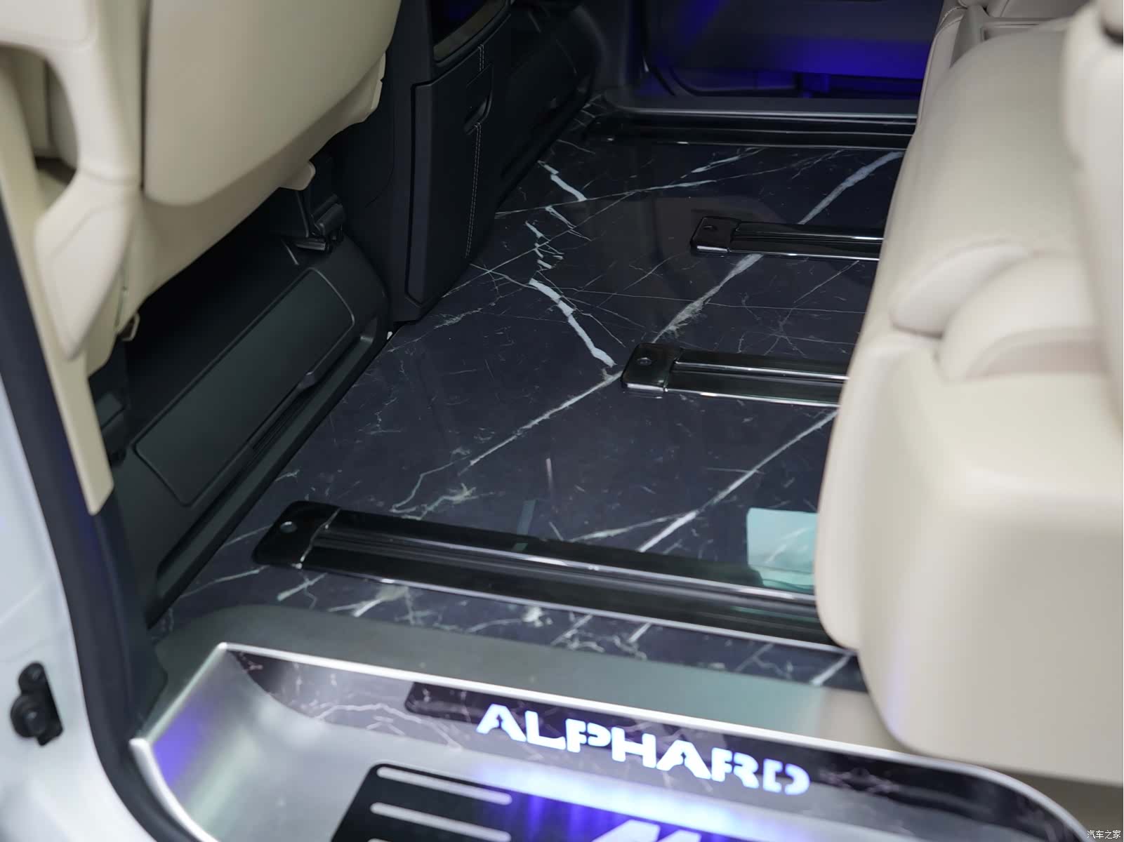 Toyota Alphard, 2024 22