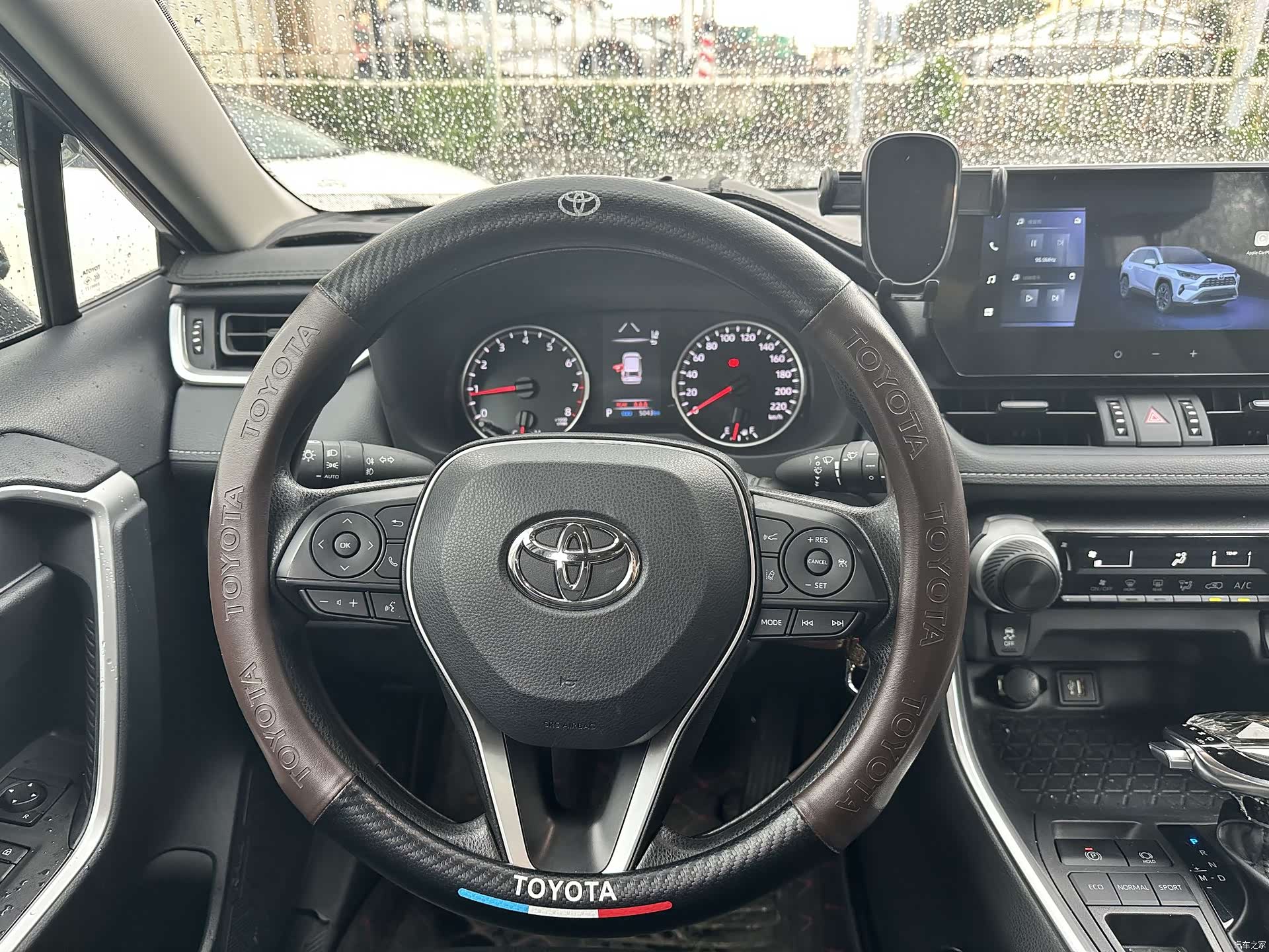 Toyota RAV4, 2024 10
