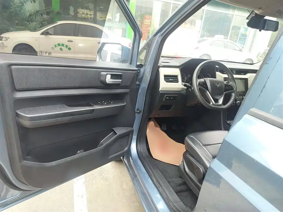 Wuling Wuling Hongguang PLUS