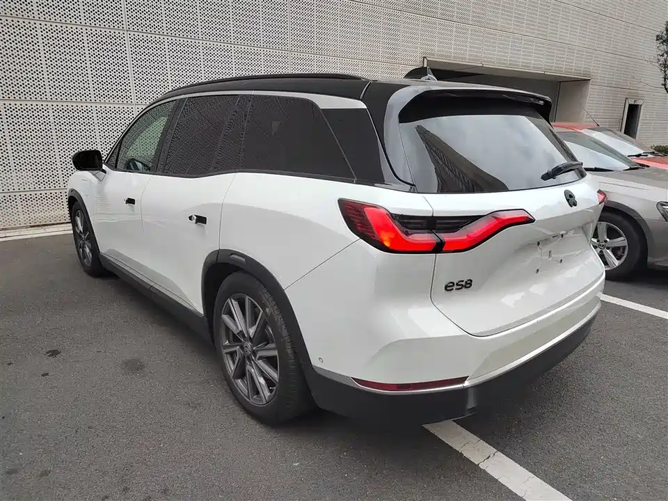 NIO ES8