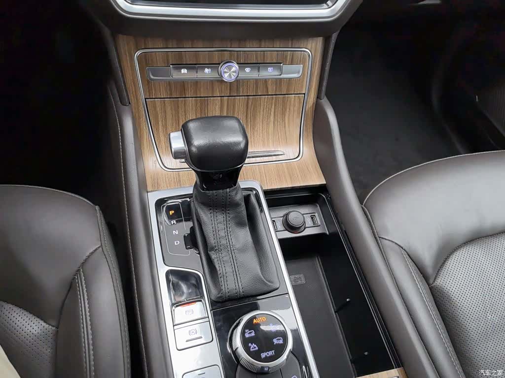 Roewe RX8, 2018 13