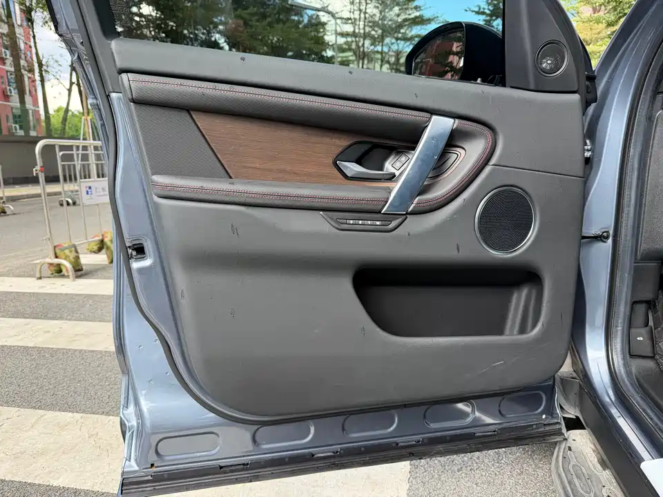 Land Rover Discover sources for sports