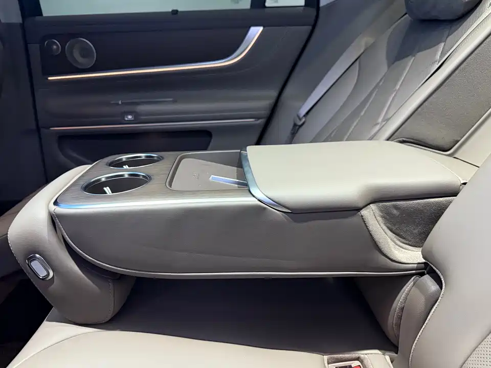 AITO Ask the world M9