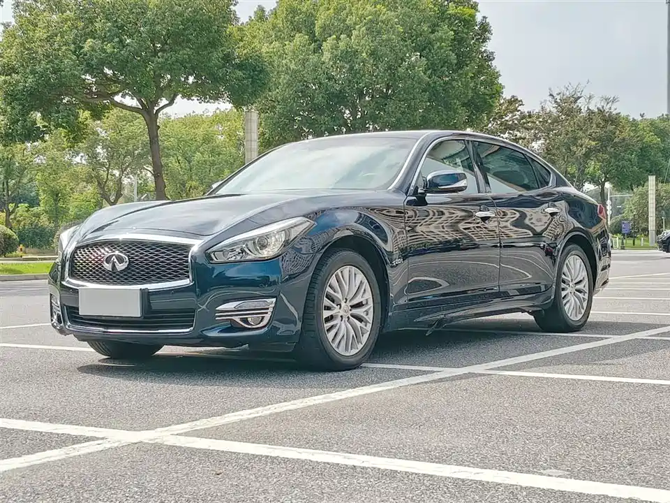 Infiniti Q70