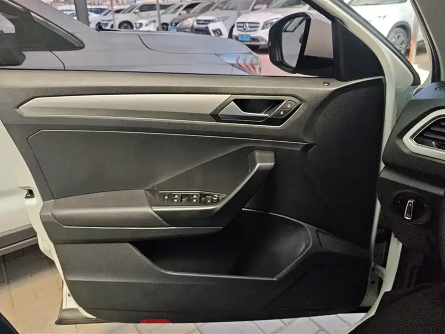 Volkswagen T-ROC exploring Songs