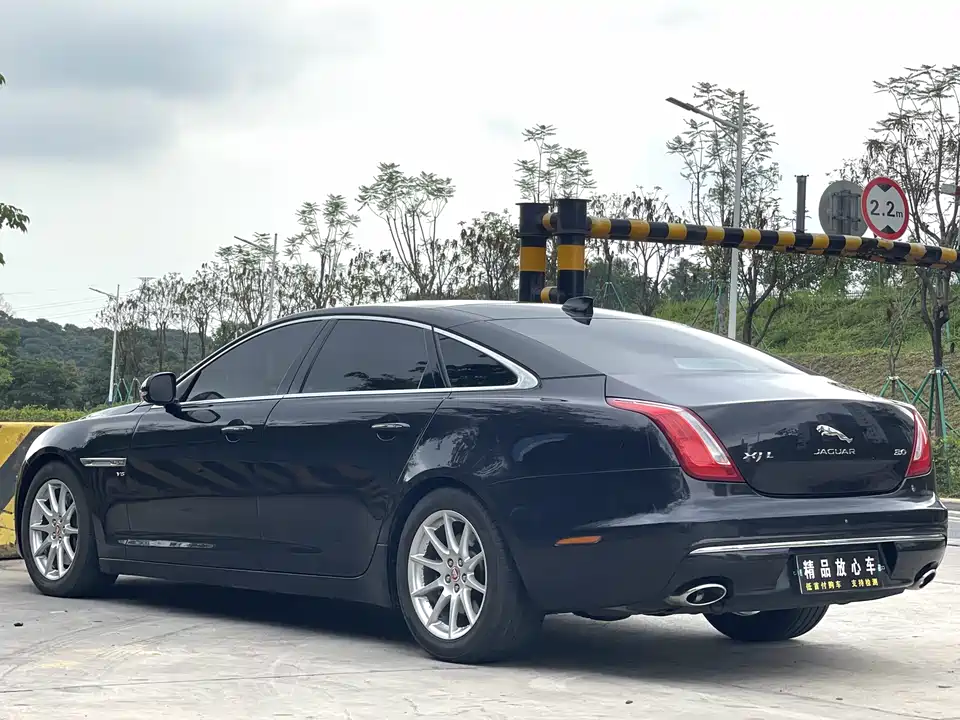 Jaguar XJ