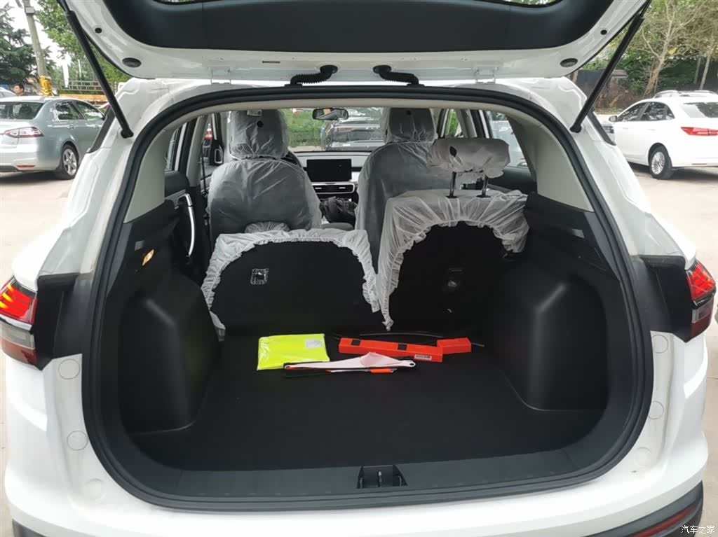 Geely Coolray, 2026 19