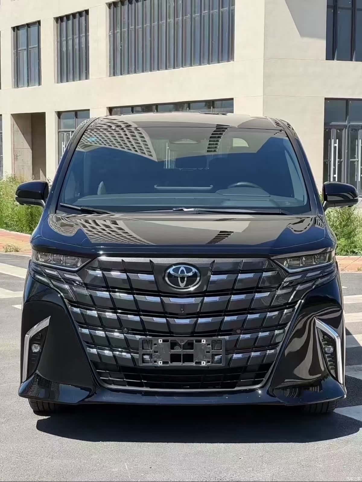 Toyota Alphard, 2025 2