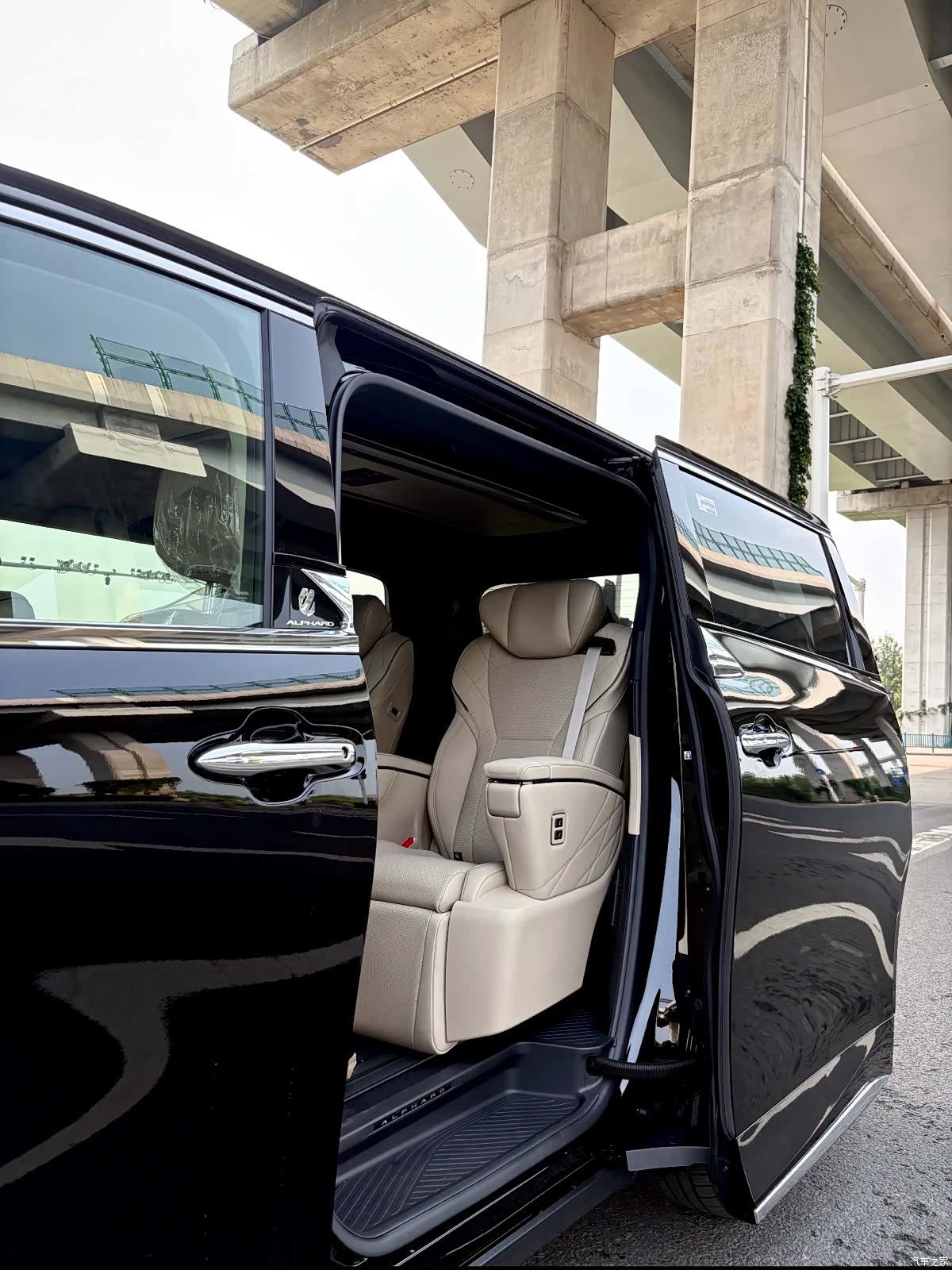 Toyota Alphard, 2025 9