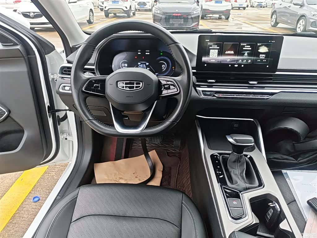 Geely Emgrand, 2023 13