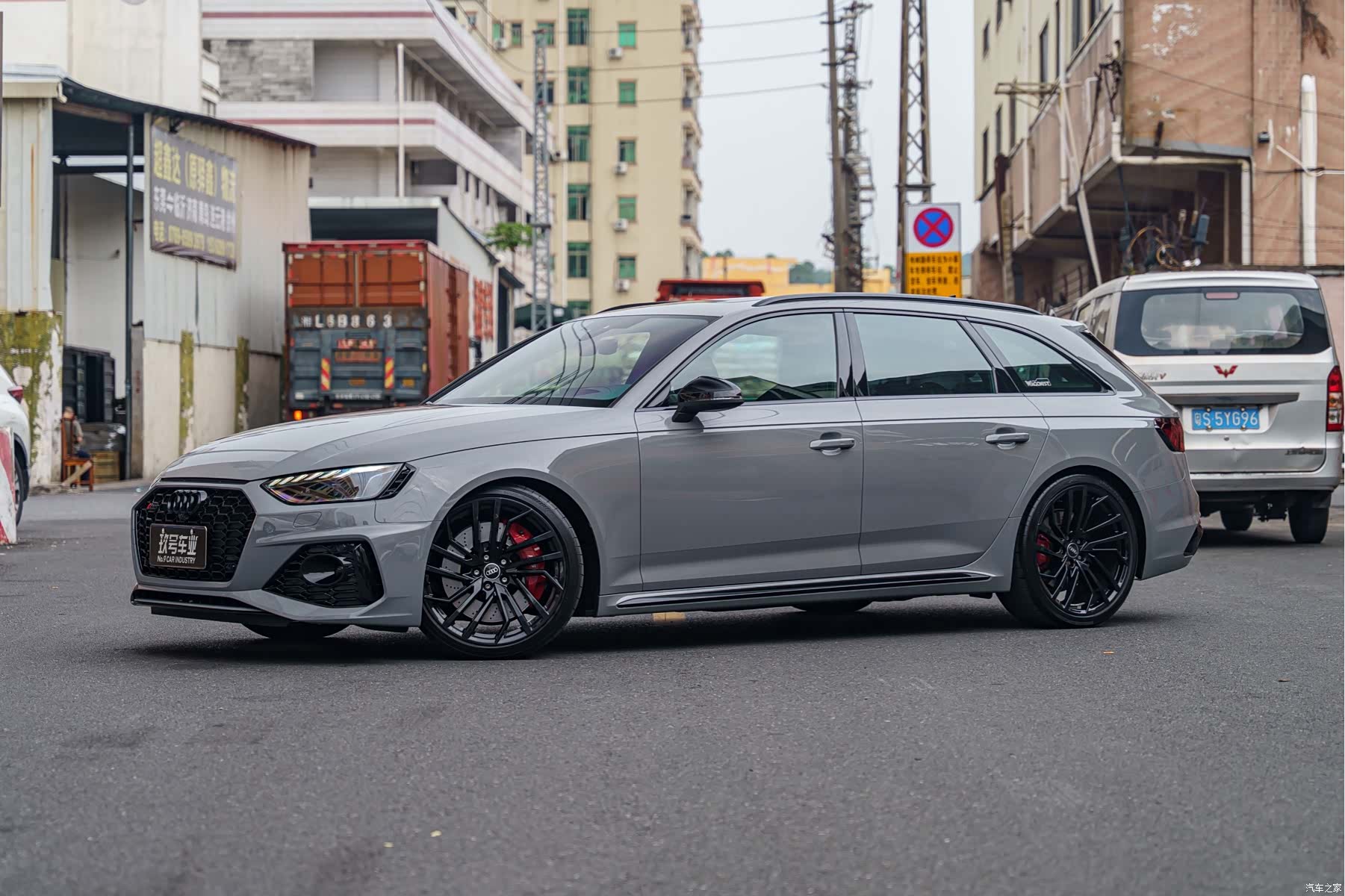 Audi RS4, 2023 1