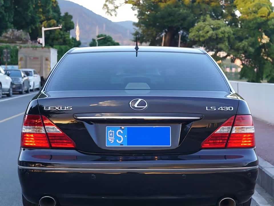 Lexus LS