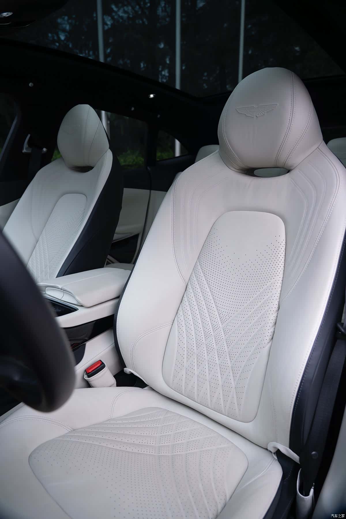 Aston Martin DBX, 2026 9