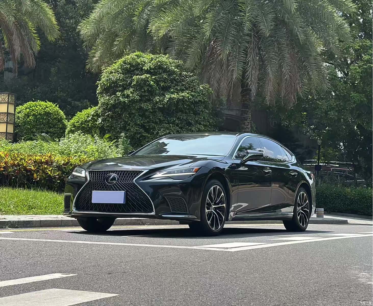 Lexus LS, 2021 1