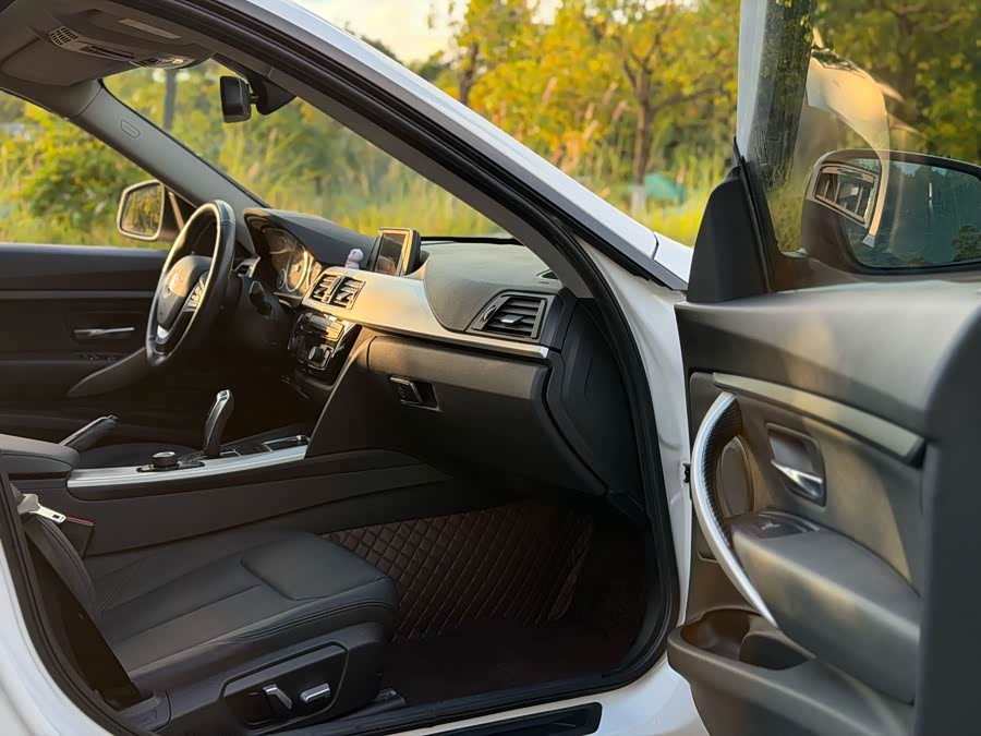 BMW 3 Series GT 2017, фото 19