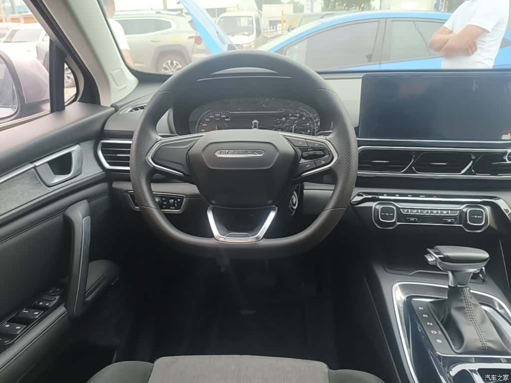 Wuling RS-5, 2020 11