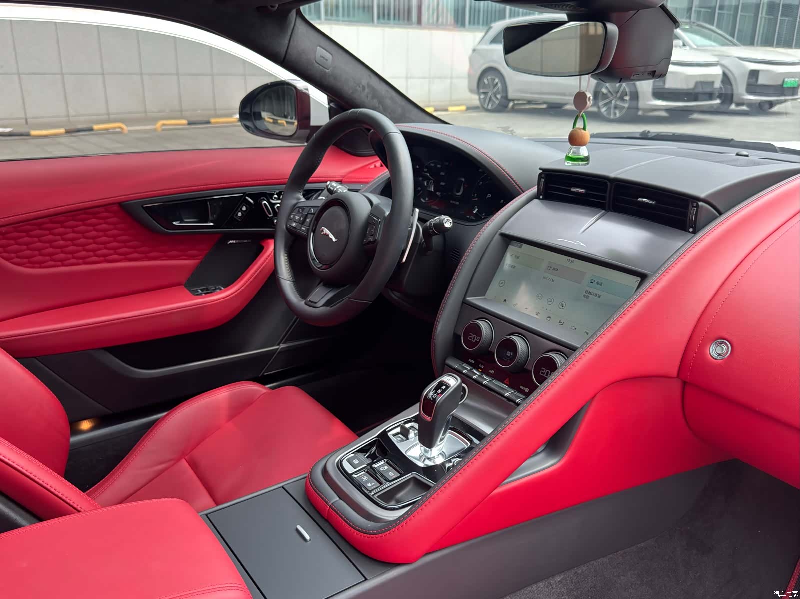 Jaguar F-TYPE, 2023 3