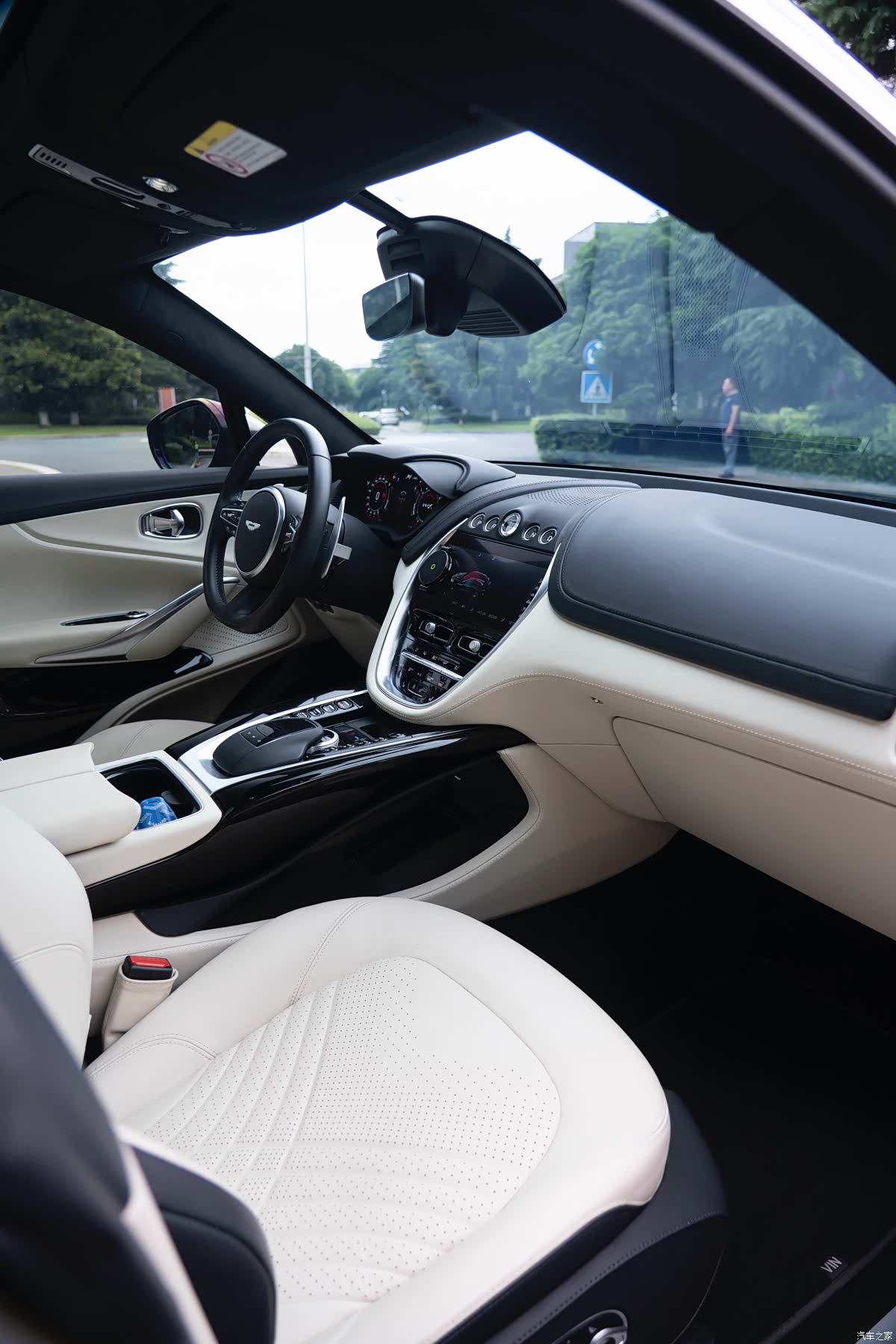 Aston Martin DBX, 2026 22
