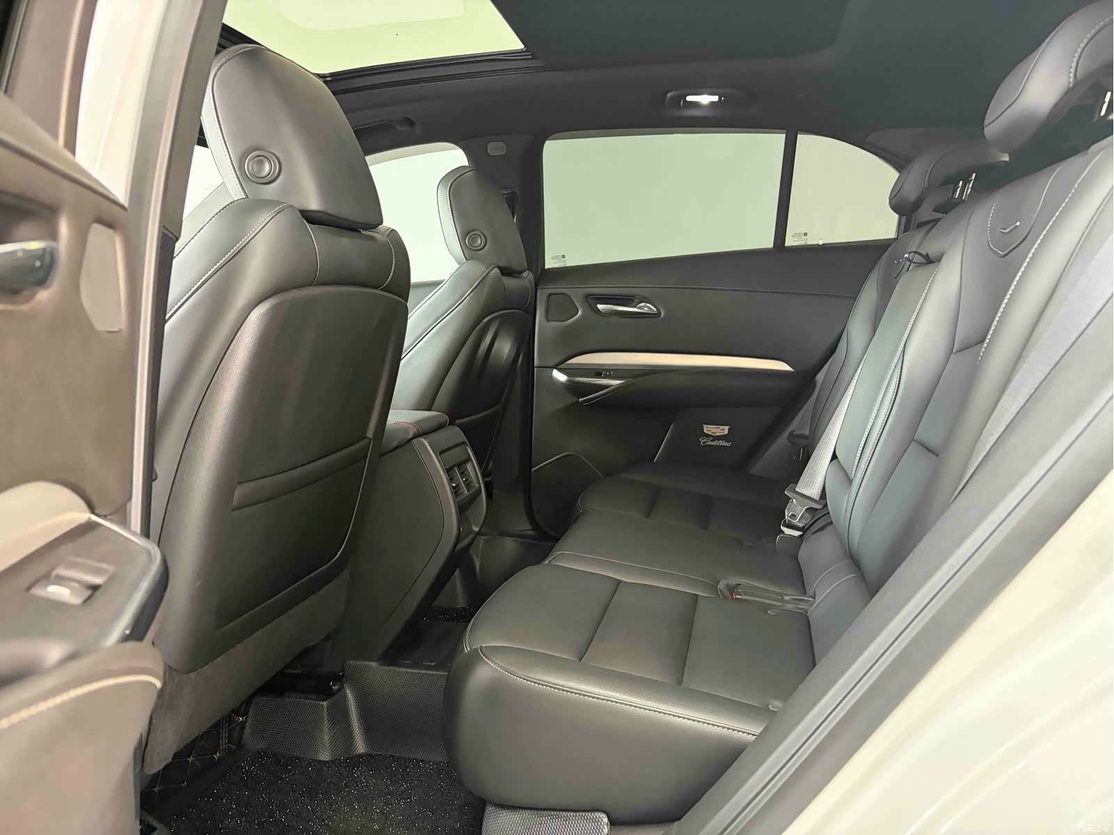 Cadillac XT4, 2021 все фото