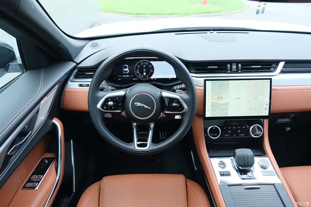 Jaguar F-PACE, 2025 14