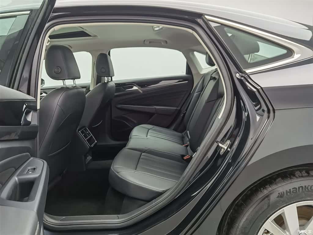 Volkswagen Passat, 2023 15