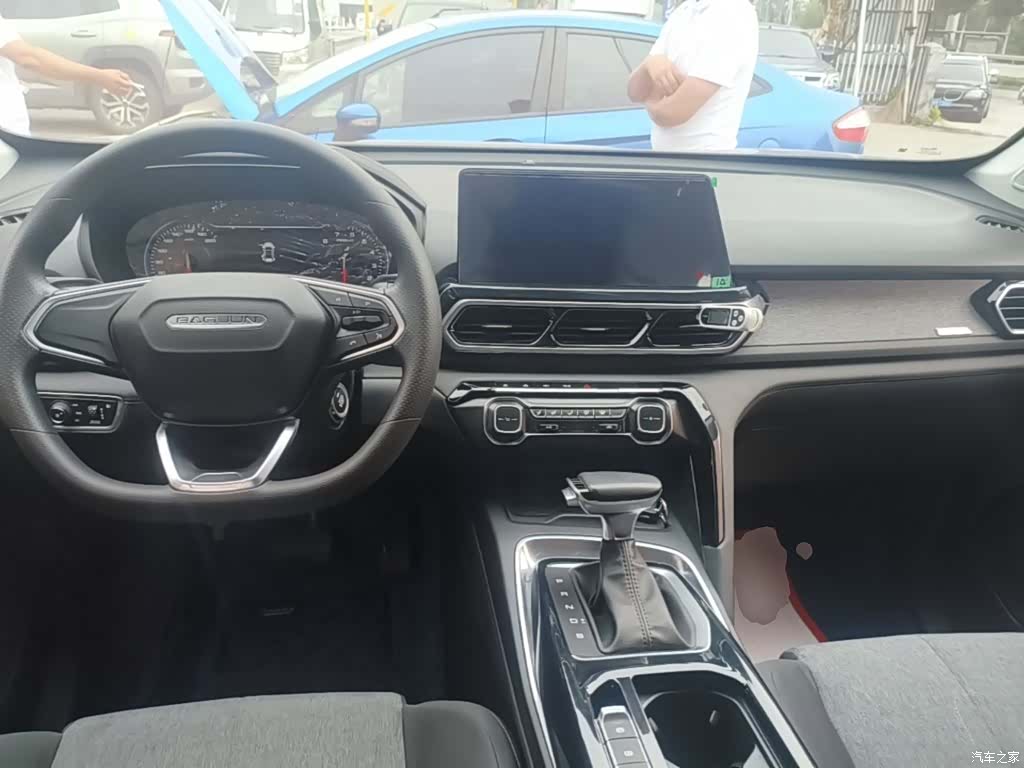 Wuling RS-5, 2020 10