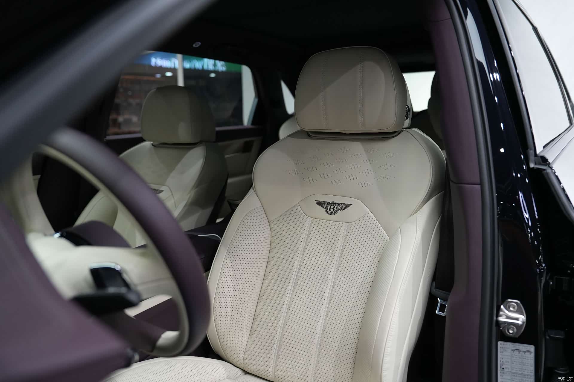 Bentley Bentayga, 2023 13