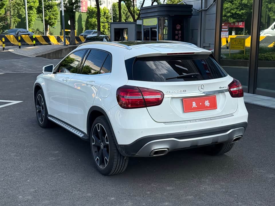 Mercedes-Benz GLA Mercedes-Benz GLA