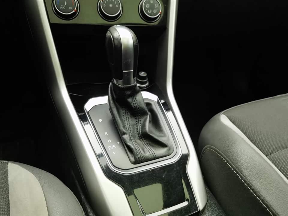 Volkswagen T-ROC exploring Songs