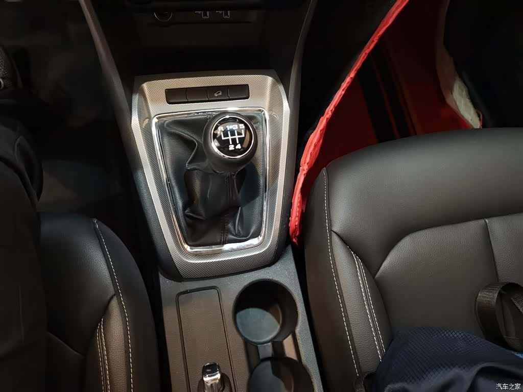 Roewe RX3, 2018 14