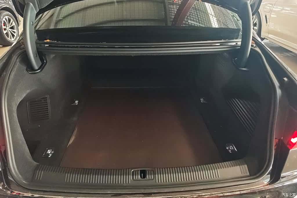 Audi A8L, 2021 4