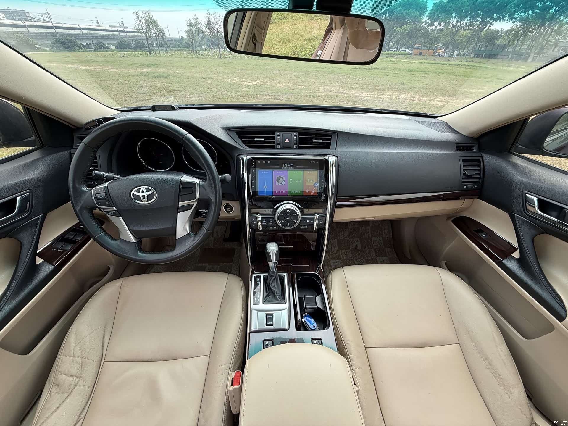 Toyota 2.5V, 2012 17