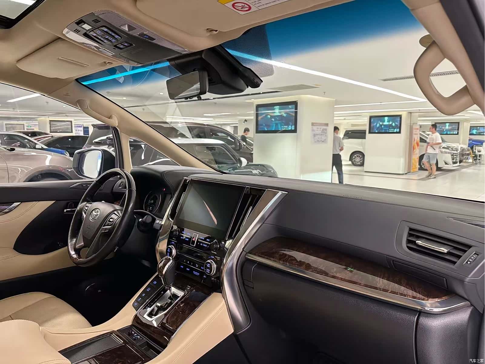 Toyota Alphard, 2023 14