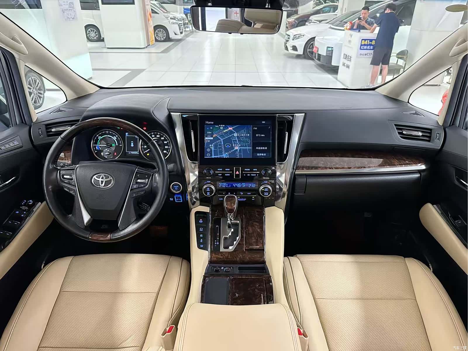 Toyota Alphard, 2023 22