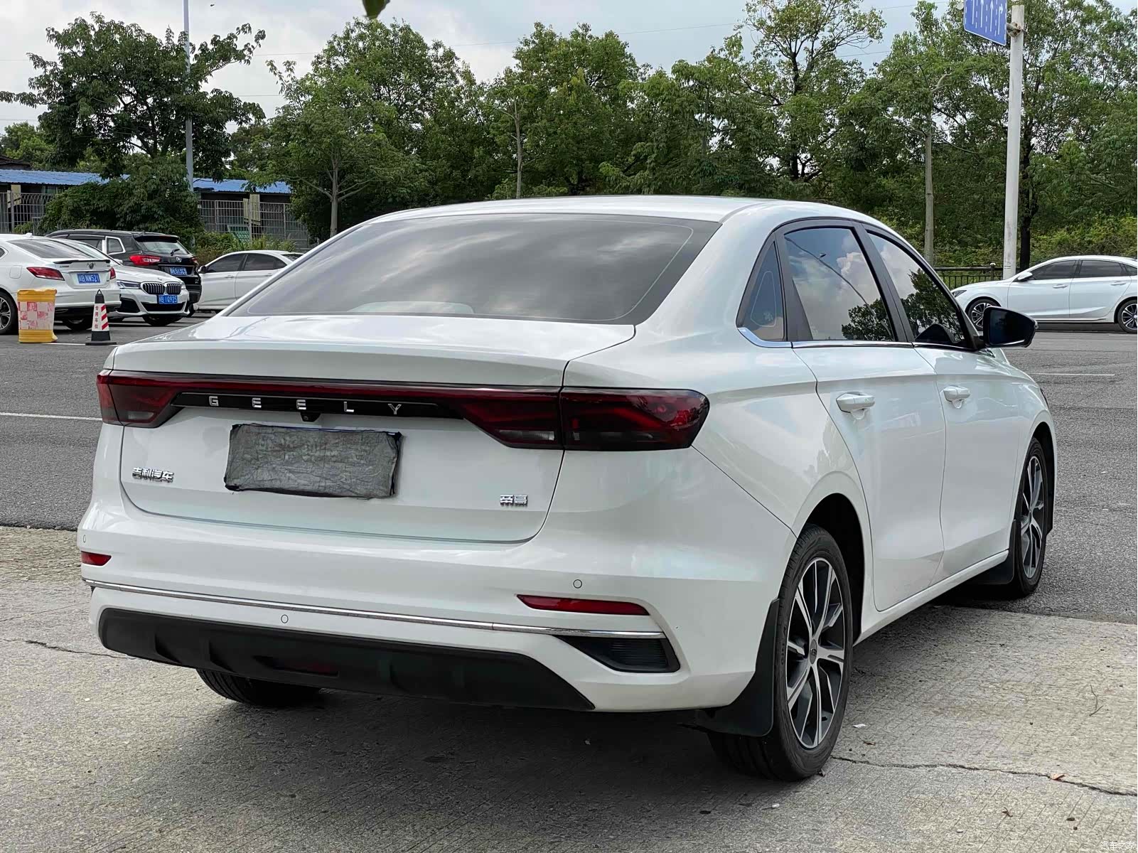 Geely Emgrand, 2022 9