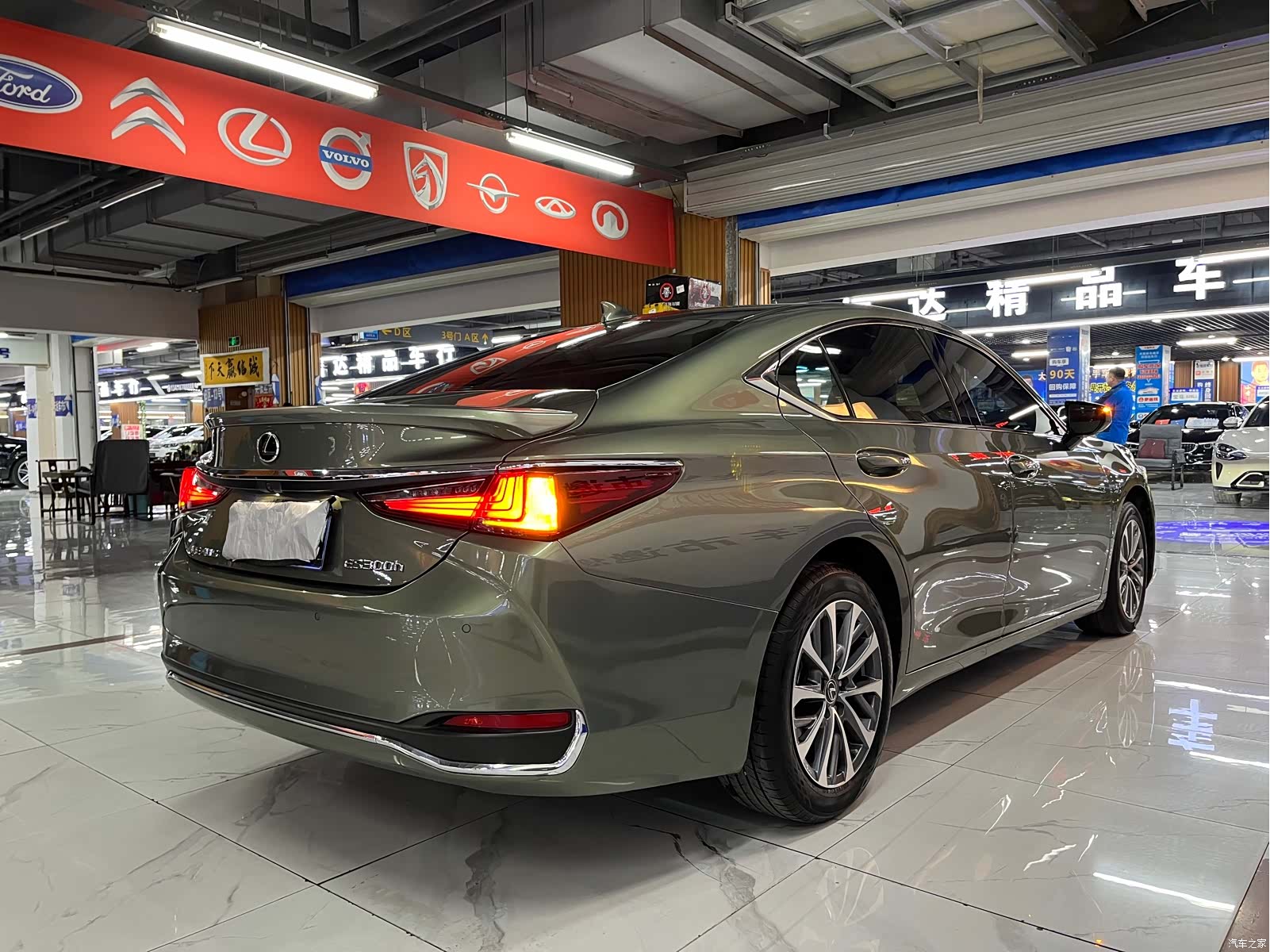 Lexus ES, 2023 все фото