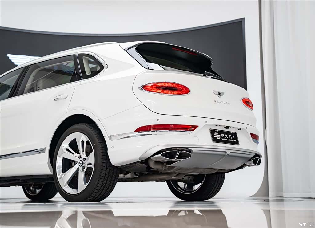 Bentley Bentayga, 2023 19