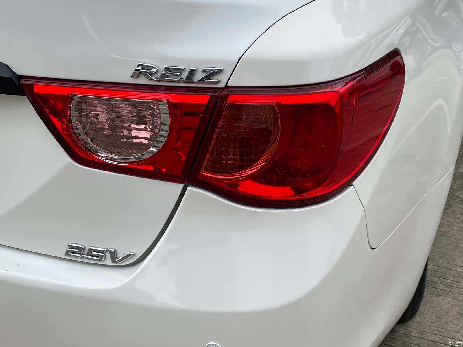 Toyota 2.5V, 2011 19