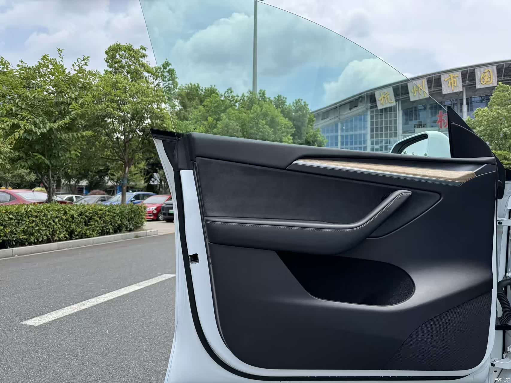 Tesla Model Y, 2023 17